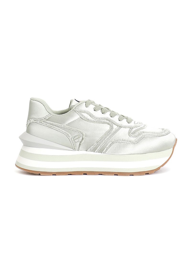 Sneaker in satin grigio chiaro con suola imbottita bianca e verde chiaro, caratterizzate da dettagli cuciti e chiusura con lacci.