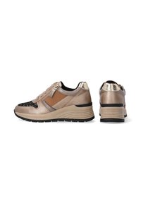 Sneaker aus metallischem Bronze- und schwarzen Materialien, mit einem strukturierten Muster, Schnürung und einer dezenten Wedge-Sohle für Unterstützung.