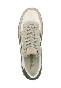 Sneaker con tomaia in pelle bianca sporca, dettagli in suede beige, strisce laterali verdi e lacci testurizzati. Suola in gomma con battistrada a motivo.