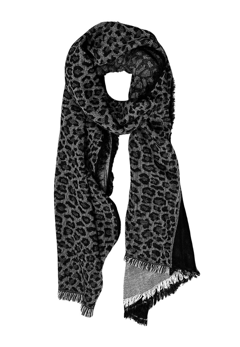 Sciarpa nera e grigia con design a stampa leopardo, texture tessuta e bordi frangiati. Tessuto morbido con una forma leggera e fluente.