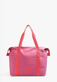 Bolsa tote de nailon rosa con acentos en rosa brillante, que presenta dos asas amplias, una apertura con cremallera y un pequeño parche de logo en el lateral.