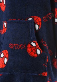 Tessuto in pile blu navy con motivi di Spider-Man rossi e bianchi. Presenta una tasca e una texture morbida, con un motivo di ragnatela sullo sfondo.