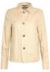 Giacca beige con bottoni, dotata di colletto, realizzata in tessuto liscio. Presenta tasche frontali e bottoni scuri, evidenziando una vestibilità strutturata e linee pulite.