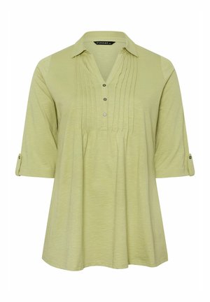 Lysegrøn kortærmet bluse med krave, tre knapper foran, plisseret detalje ned foran og knapstropper på ærmerne.