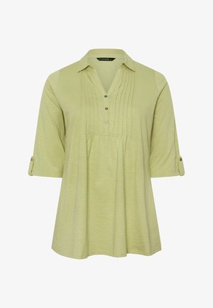 Lysegrøn kortærmet bluse med krave, tre knapper foran, plisseret detalje ned foran og knapstropper på ærmerne.