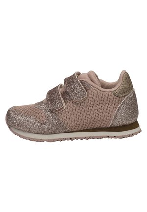 Rosa sportskor med överdel i mesh, glittrande detaljer, dubbla kardborreband och en texturerad häl. Gummisula med ett kontrasterande brunt streck.