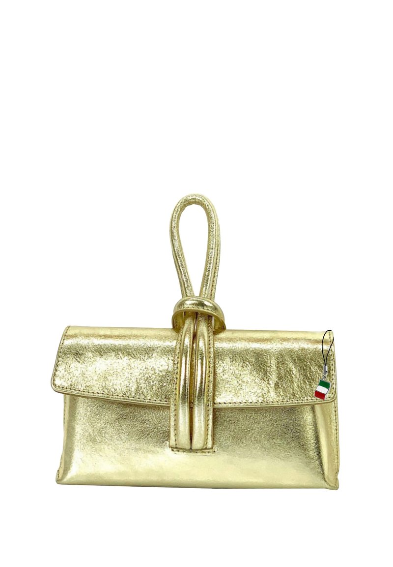 Pochette en métal doré avec une anse nouée, texture lisse et une petite étiquette arborant le drapeau italien. Design rectangulaire compact.