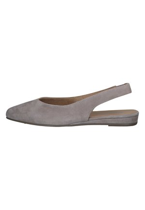 Szary zamszowy płaski but typu slingback z okrągłym noskiem i niskim obcasem, pokazany z boku na białym tle.