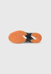 Sko sål med et orange gummitræd med geometriske mønstre, omridset i sort og hvid, der fremhæver en skinnende tekstur og design.