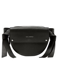 Sac en cuir noir en bandoulière, de forme arrondie, avec un rabat avant, des garnitures en métal argenté et des accents en ruban sur les côtés. Nom de la marque affiché.