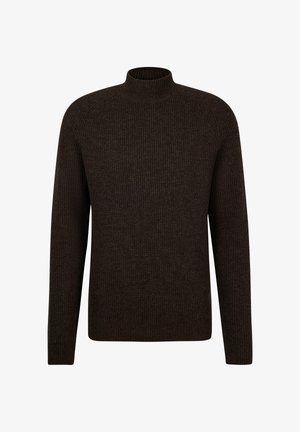 Ciemnobrązowy prążkowany sweter z dzianiny z długimi rękawami i wysokim kołnierzem typu mock neck, przedstawiony na białym tle.