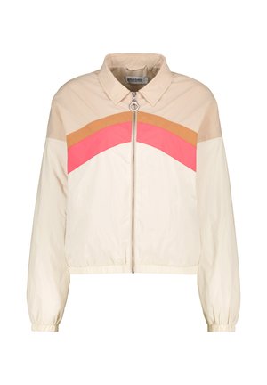 Giacca corta in tessuto leggero, caratterizzata da un design a blocchi di colore beige, arancione e rosa, polsini elastici e chiusura frontale con zip.