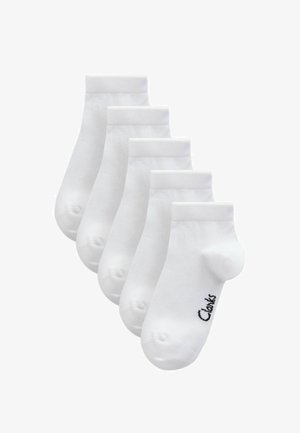 Fünf Paare schlichte weiße Knöchelsocken mit umgeschlagenem Bündchen, ein Socken zeigt das schwarze "Clarks" Logo nahe der Spitze.