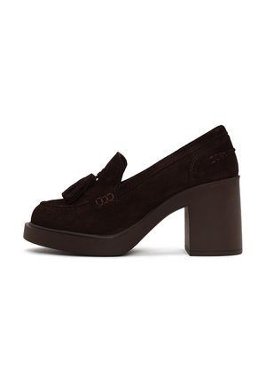 Mocassin femme en daim marron foncé avec un talon bloc épais et une décoration à pompons sur le dessus.