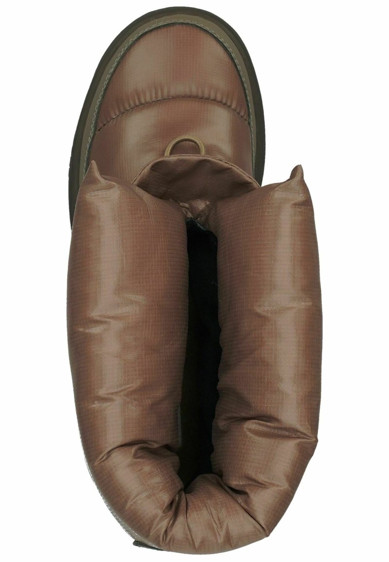 Brun vadderad stövel med en slät, texturerad yta. Har en rundad topp och mjukt foder, utformad för komfort och värme.