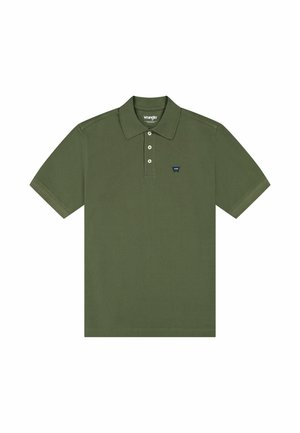 Polo verde oliva de algodón, con una tapeta de dos botones, mangas cortas y un pequeño logotipo de Wrangler en el pecho izquierdo.
