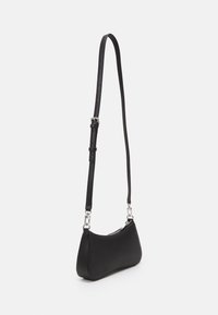 Czarna torebka na ramię z faux skóry o zaokrąglonym kształcie, z regulowanym paskiem, srebrnym okuciem i zamknięciem na zamek błyskawiczny wzdłuż górnej krawędzi.