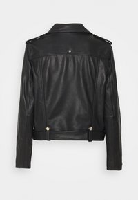 Veste en cuir noire vue de dos avec col, manches longues, bretelles aux épaules et ceinture ajustable boutonnée sur fond uni.