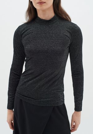 Svart långärmad topp i ett glittrigt, stretchigt material med hög hals och en figurnära silhuett. Slät textur med subtil glans.