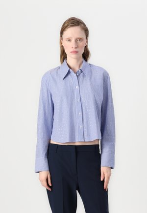 Blau-weiß gestreifte, kurzärmelige Hemdbluse mit langen Ärmeln und weiten Bündchen, aus leichtem Stoff gefertigt. Verfügt über einen klassischen Kragen.