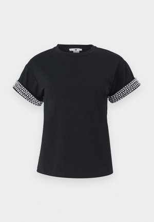 T-shirt nera con scollo rotondo e maniche corte arrotolate, decorata con strass argentati lungo l'orlo. Tessuto morbido.