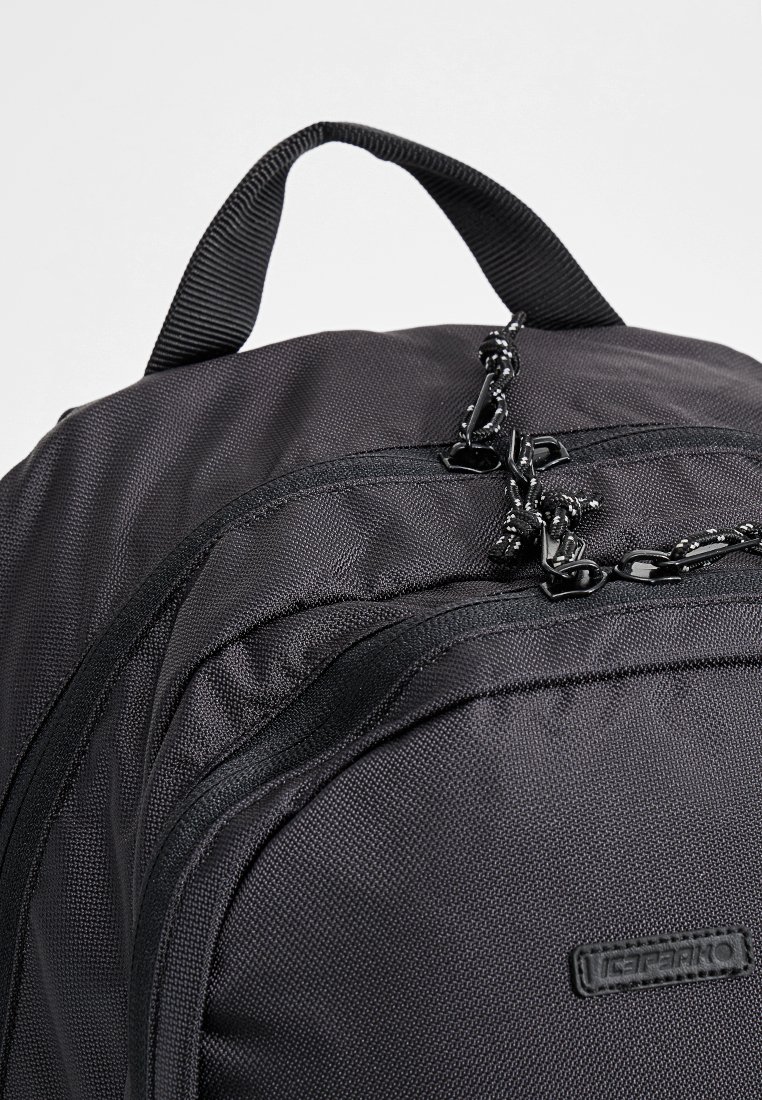 Zwarte stoffen rugzak met twee ritscompartimenten, textuur op het oppervlak en een handvat aan de bovenkant om te dragen. Duurzaam ontwerp voor dagelijks gebruik.