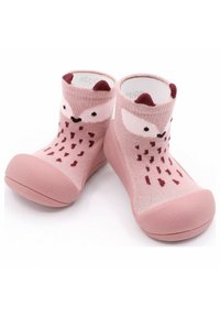 Calcetines infantiles rosas con diseño de zorro, con orejas blancas, ojos negros y una suela texturizada para agarre. Altura corta en el tobillo.