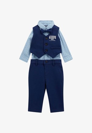 Marinefarbener Drei-Teilig-Anzug bestehend aus einer Weste, einem hellblauen gemusterten Hemd mit Knöpfen und passenden marinefarbenen Hosen mit Taschen und Gürtelschlaufen.