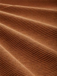 Tifă brună cu dungi, prezentând o textură ondulată, un material moale și o nuanță caldă, potrivită pentru diverse aplicații vestimentare și textile.