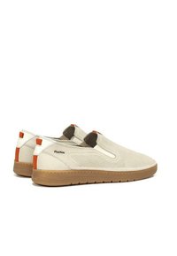 Zapatos slip-on color beige con textura perforada, suela de goma marrón y detalles en naranja en el talón y los laterales. Logo de la marca visible en el lateral.