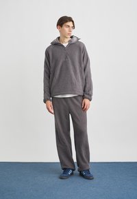 adidas Originals Felpa in pile - grey strata