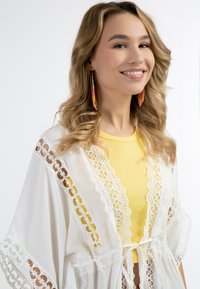 IZIA KIMONO MIT LOCHSPITZE MAHISHA - Ranta-asusteet - wollweiss