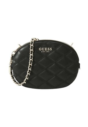 Sac bandoulière ovale matelassé noir Guess avec chaîne argentée et fermeture éclair, avec le logo "GUESS EST 1981" sur le devant.