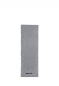 Fular gri cu dungi, fabricat dintr-un material moale, având un design simplu cu un logo negru în marginea de jos. Formă lungă și rectangulară.