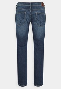 Tmavě modré džíny rovného střihu vyrobené z denimu, se dvěma zadními kapsami s jedinečným designem a koženou nášivkou na pasu.
