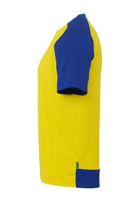 Gul sports t-shirt med korte blå ærmer, lavet af syntetisk materiale. Har en kontrastfarvet blå bundaccent og en logoetiket på siden.