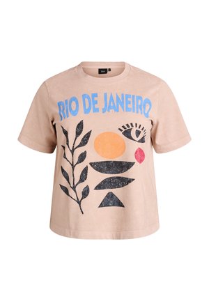 Beige t-shirt med korte ærmer med teksten "RIO DE JANEIRO", abstrakte former, en bladgren, et øje og en rød bladgrafik foran.