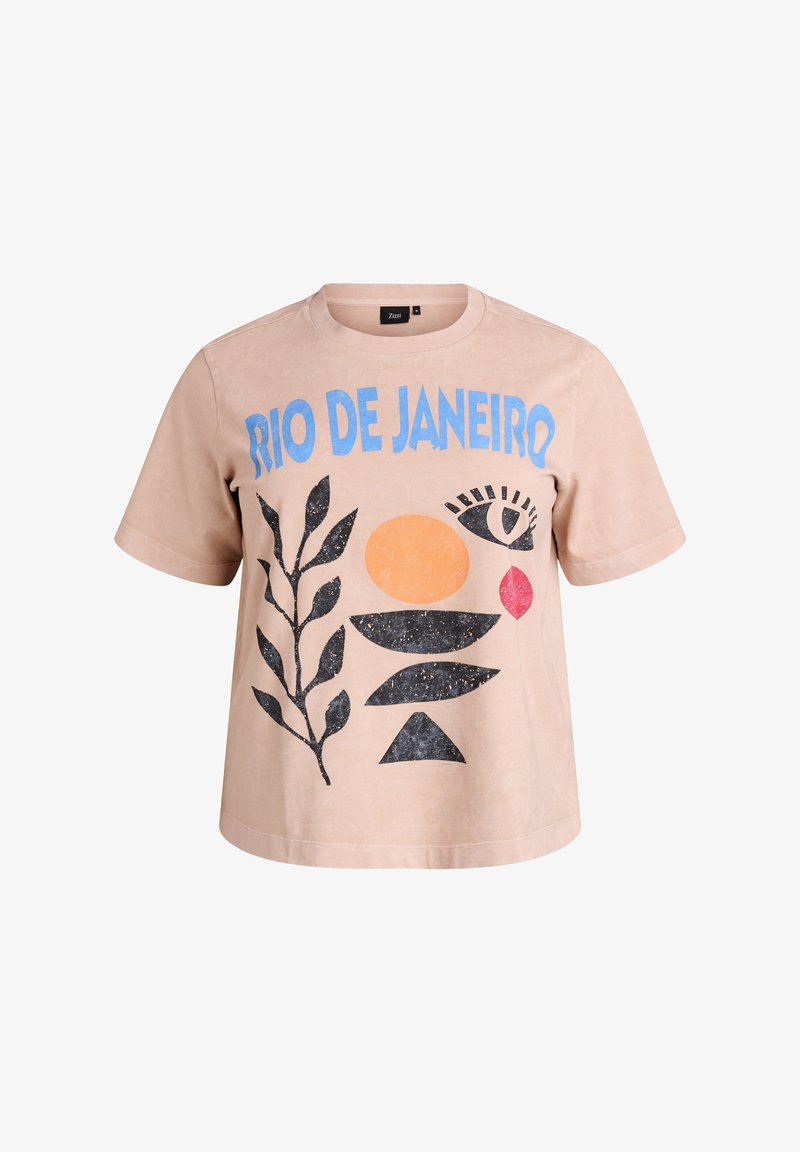 Beige t-shirt med korte ærmer med teksten "RIO DE JANEIRO", abstrakte former, en bladgren, et øje og en rød bladgrafik foran.