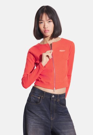 - Bluzka z długim rękawem