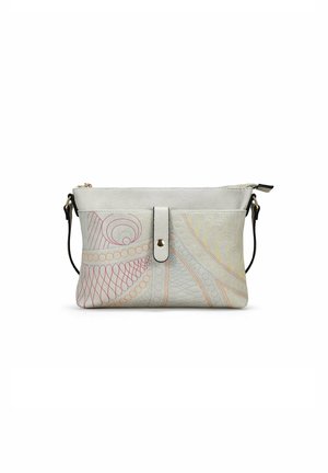 Bolso de piel en gris claro, con intrincados patrones de costura coloridos, cierre superior con cremallera y una correa negra desmontable.