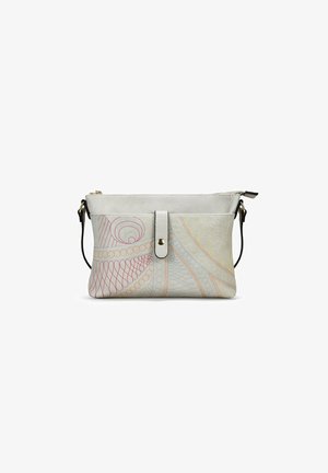Bolso de piel en gris claro, con intrincados patrones de costura coloridos, cierre superior con cremallera y una correa negra desmontable.
