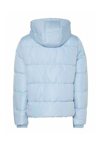 Svijetloplavi zimski kaput s kapuljačom, s kružnom teksturom i rebrastim manžetama. Dizajn je jednostavan bez vidljivih logotipa ili ukrasa.