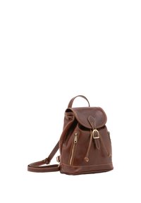 Zaino in pelle marrone con chiusura a patta, spallacci regolabili e due tasche anteriori con zip. Presenta cuciture a contrasto e accessori metallici.