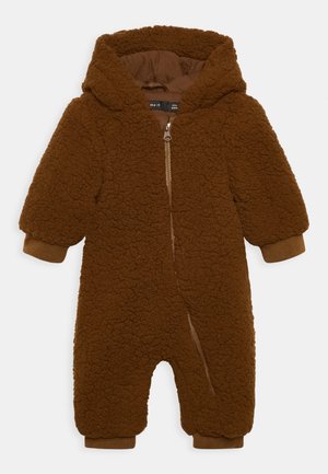 Combinaison-pull en polaire marron avec capuche, dotée d'une fermeture éclair frontale, de poignets élastiques et d'une surface douce et texturée.