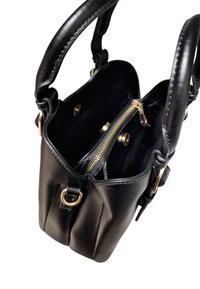 Borsa a mano in pelle nera con due manici, dotata di cerniera e dettagli in oro, e una tasca interna con zip. Texture liscia, forma strutturata.