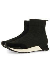 Bottines noires en tricot arrivant à la cheville, présentant un dessus texturé, des accents en suède, une semelle intermédiaire blanche et une semelle extérieure en caoutchouc pour l'adhérence et la durabilité.