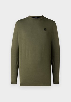 Hosszú ujjú, olíva zöld kereknyakú póló, kis fekete sziluett logóval a bal mellen, sima anyagú, közepes méret.