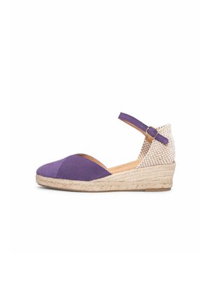 Sandalia cuña de punta cerrada en color morado con correa en el tobillo, tacón beige tejido y suela trenzada de yute.