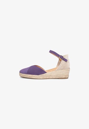 Sandalia cuña de punta cerrada en color morado con correa en el tobillo, tacón beige tejido y suela trenzada de yute.