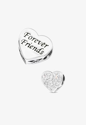 Due charm a forma di cuore: uno in argento con la scritta "Amici per sempre" incisa, l'altro incrustato con cristalli trasparenti, entrambi con metallo lucido.